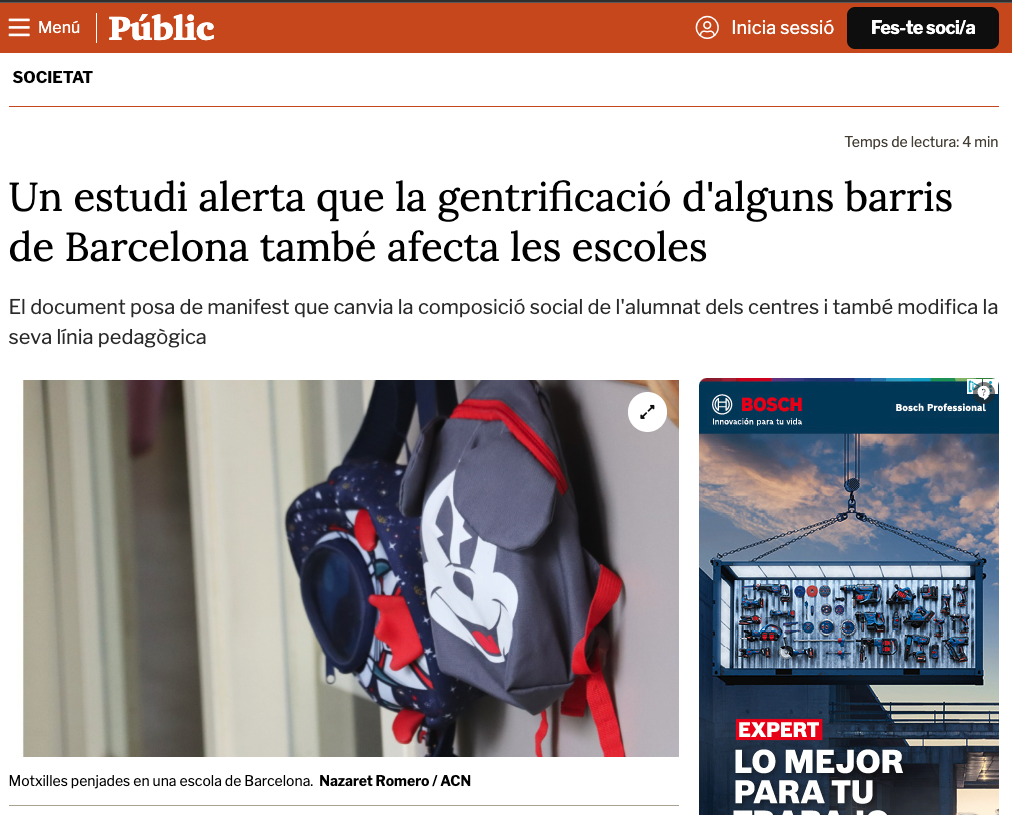 Motxilles penjades en una escola de Barcelona